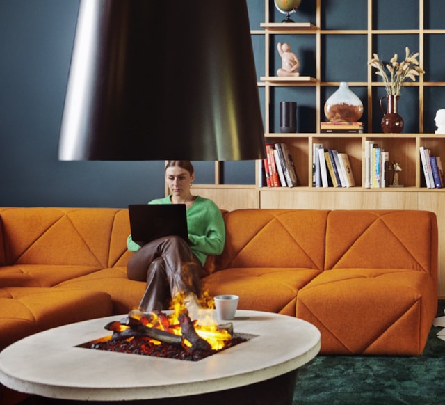Person jobbar i en lounge