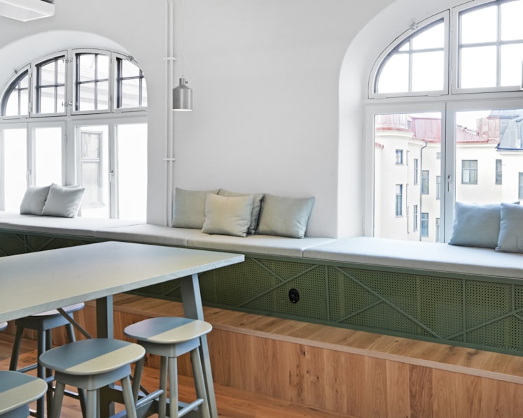 Platsbyggda sittbänkar i matsal.