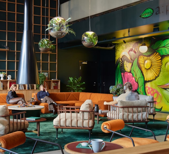 Människor som sitter i en lobby.