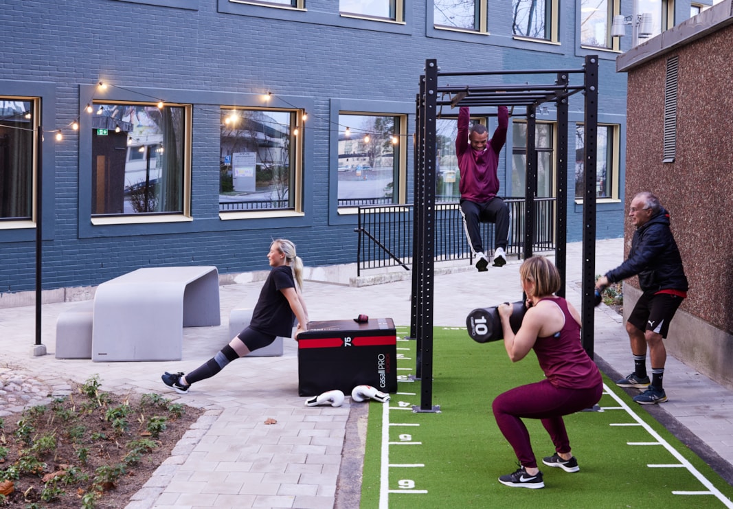 Människor som tränar i ett utegym.