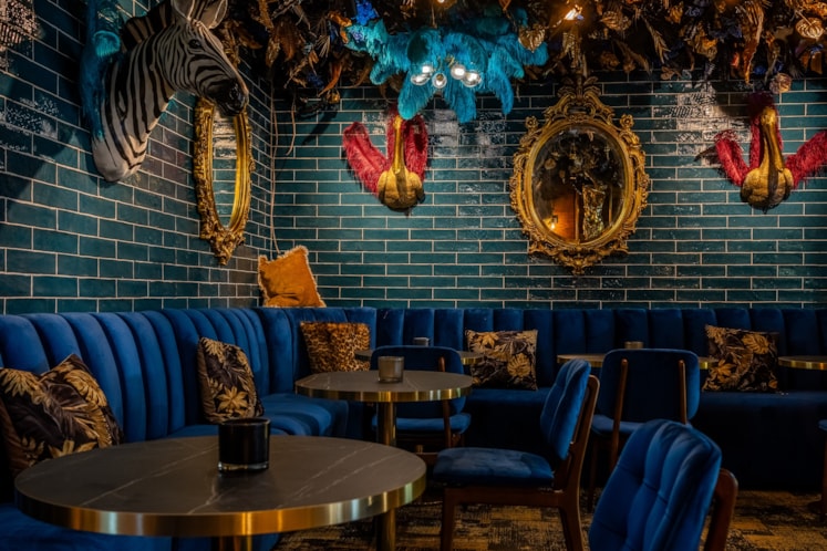 Soffor, stolar och bord i matsalen på restaurang Baras