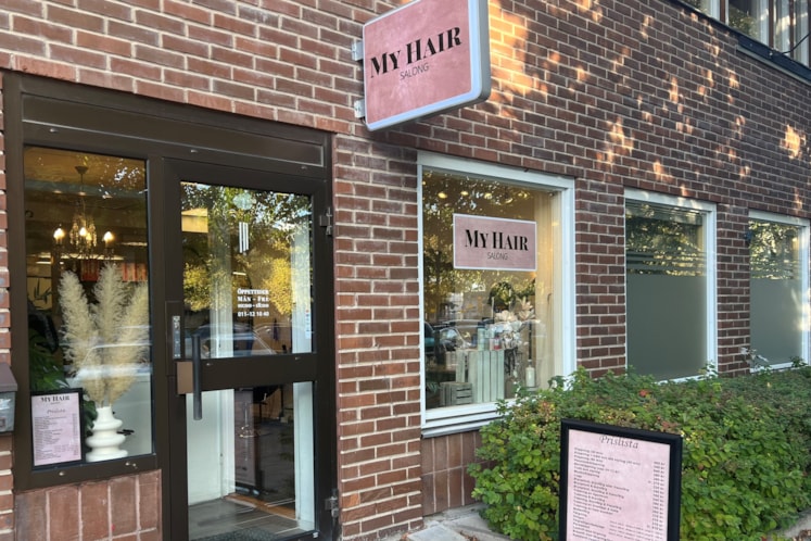 Entré till en frisörsalong med rosa fasadskylt där det står My Hair
