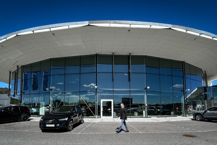 Som fastighetsansvarig för Bilia Väst är Zan Dimovski i ständig rörelse över hela Västsverige. Här utanför den uppdaterade bilhallen i Kungsbacka.