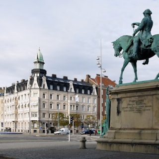 Vy över centrala Helsingborg med en staty i förgrunden.