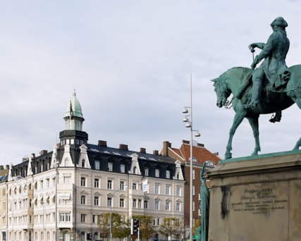 Vy över centrala Helsingborg med en staty i förgrunden.