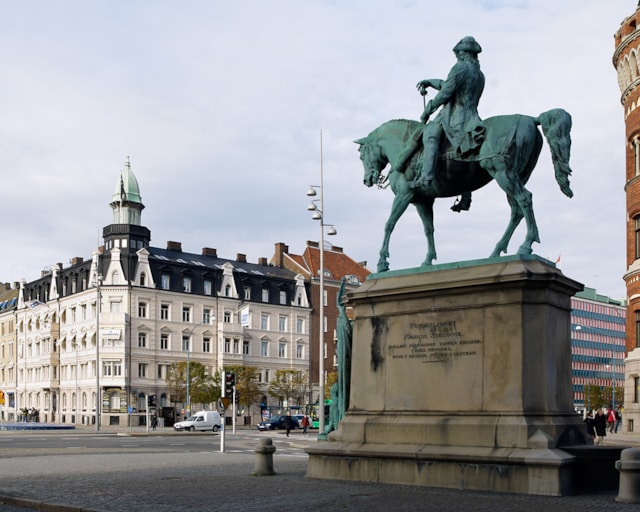 Vy över centrala Helsingborg med en staty i förgrunden.