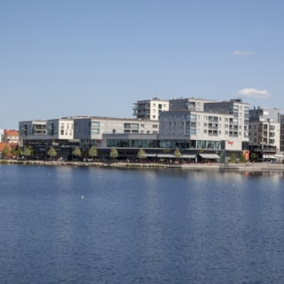 Vy över centrala Jönköping vid vattnet.