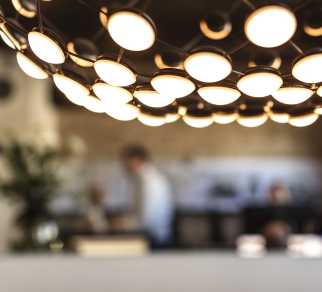 Närbild på en lampa.