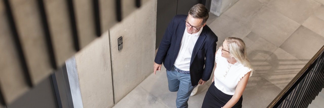 Bild uppifrån på två personer som går bredvid varandra.