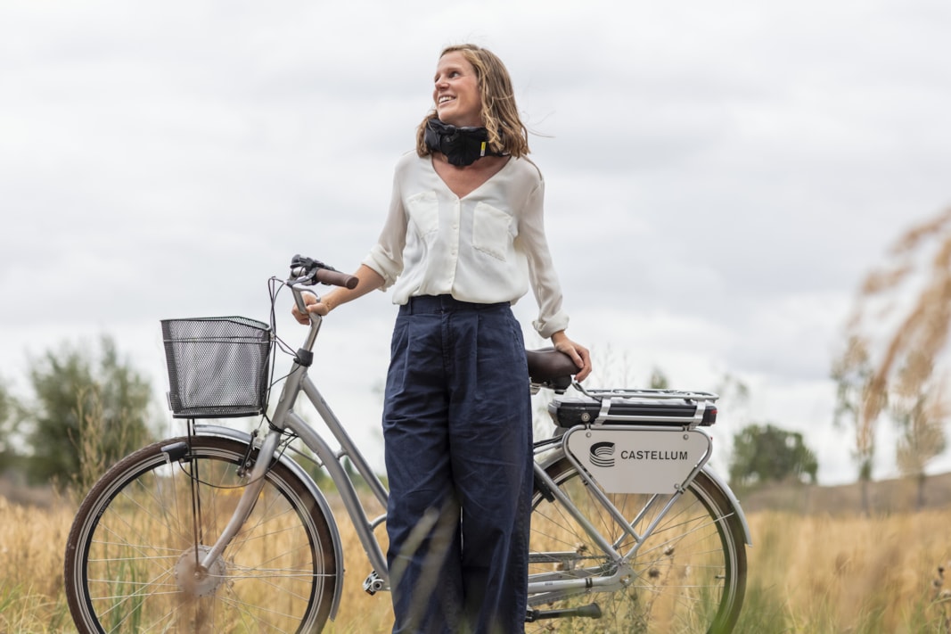 Person står lutad mot en cykel.