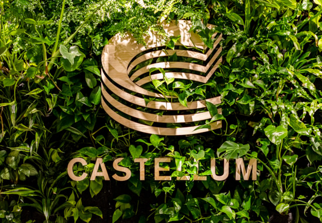 Castellums logga mot en växtvägg