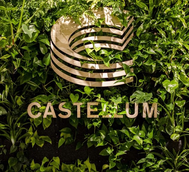 Castellums logga mot en växtvägg