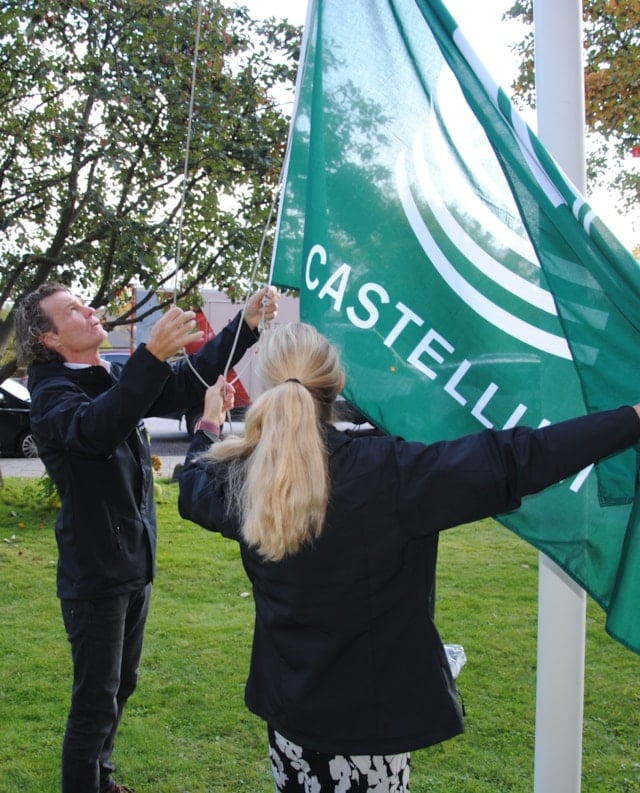 Rutger Arnhult och Anna-Karin Nyman förbereder flagga inför hissning.