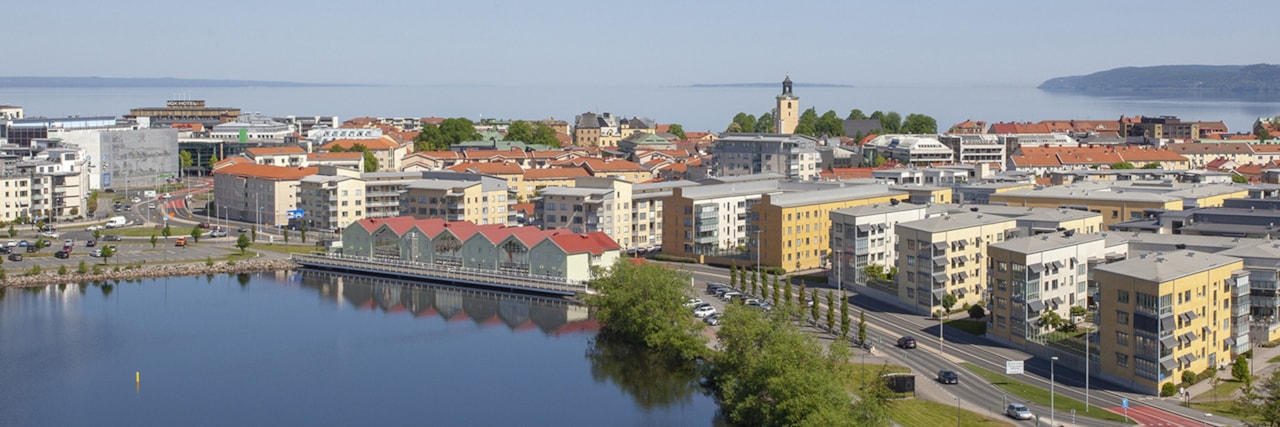Drönarbild över Jönköping vid vattnet.