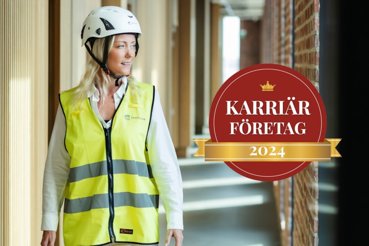 Person i reflexväst och en badge med texten Karriärföretag 2024