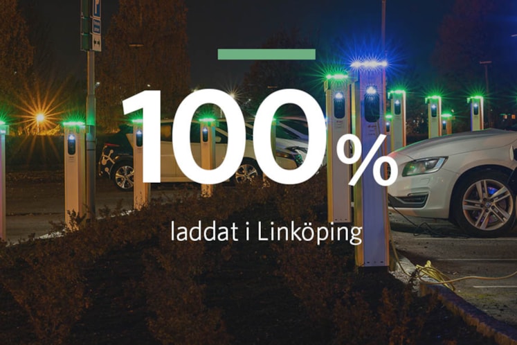 Laddstolpar i kvällsljus.