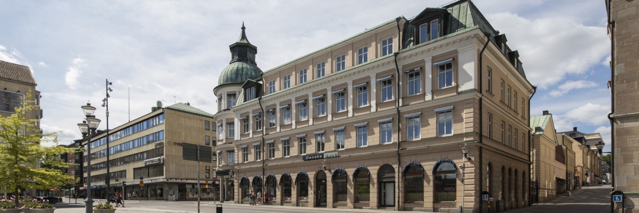 Exteriörbild av fastighet vid torg.