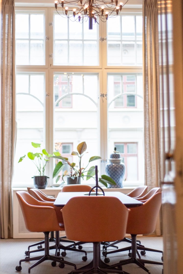 Konferensrum med höga fina fönster med spröjs