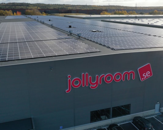 Närbild av fastighet med texten Jollyroom.