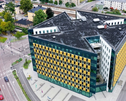 Drönarbild över fastigheten och området.