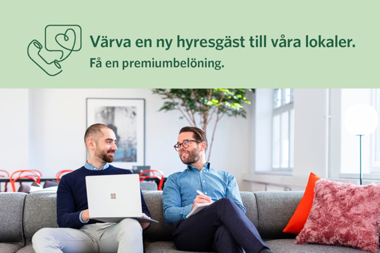 Två personer i en soffa.