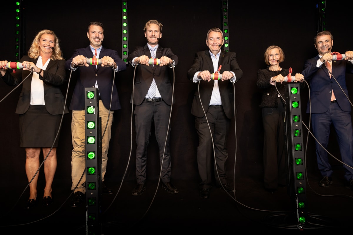 Sex personer på en scen.