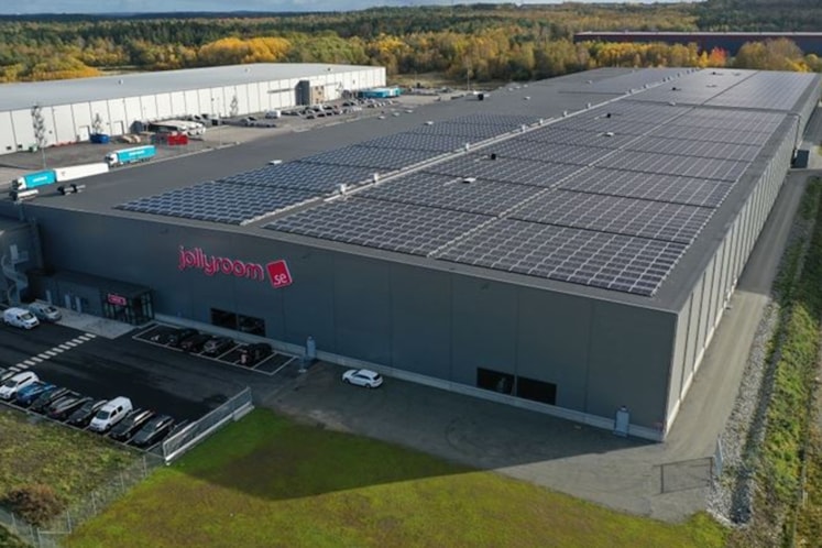 Drönarfoto över fastigheten med solpaneler på taket.