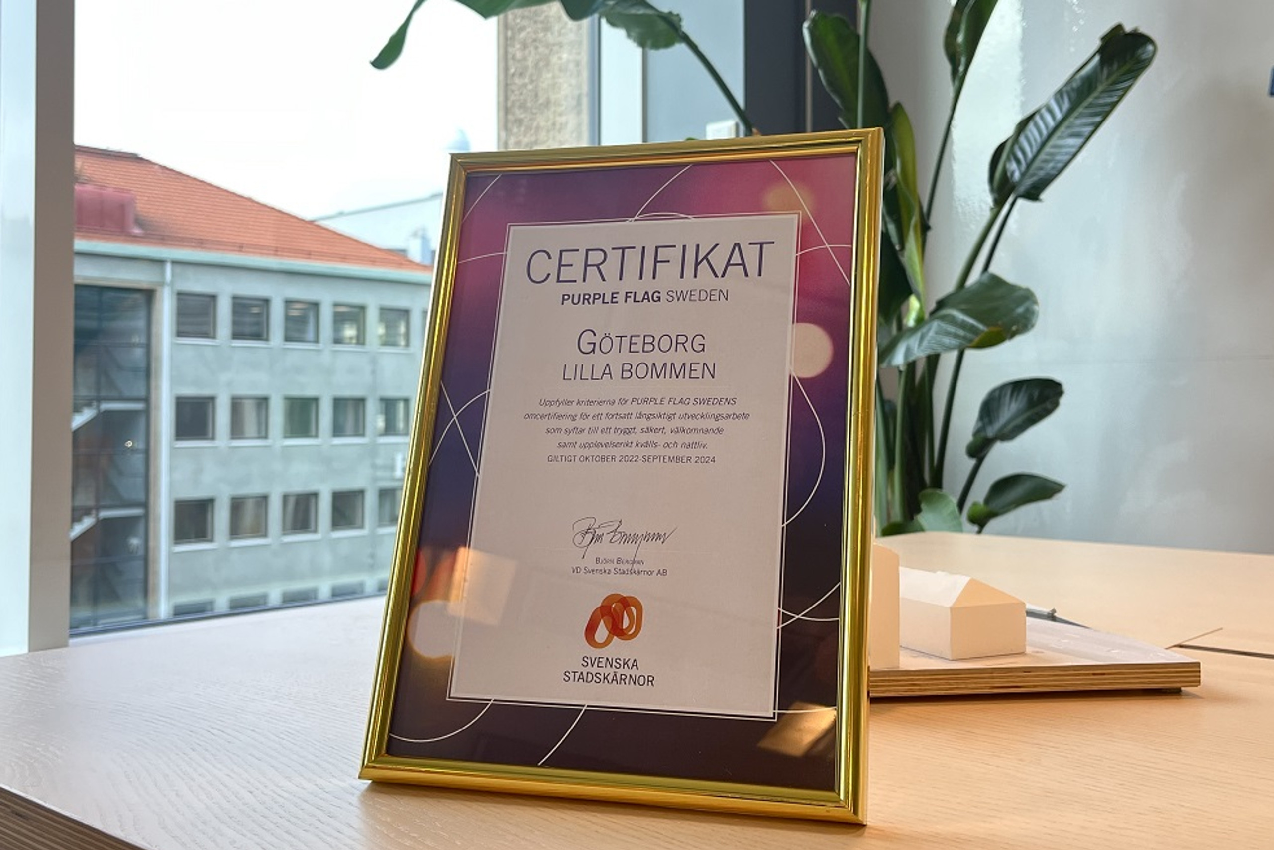 Inramat certifikat på ett skrivbord.