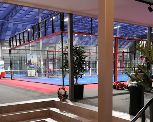 Vy över padelhallen.