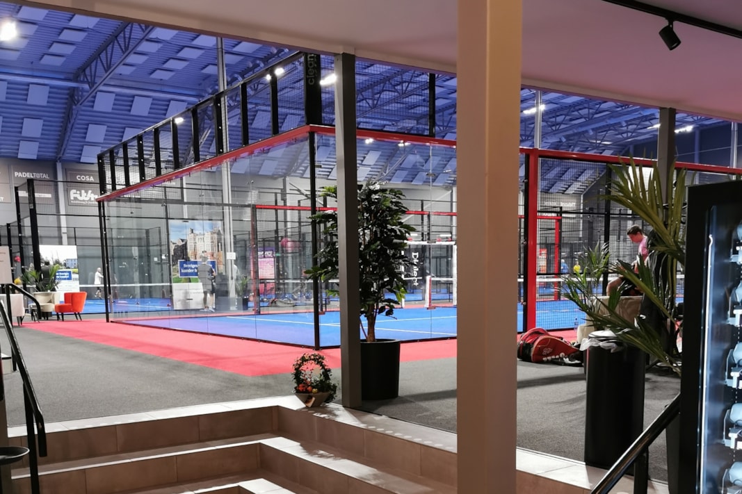 Vy över padelhallen.