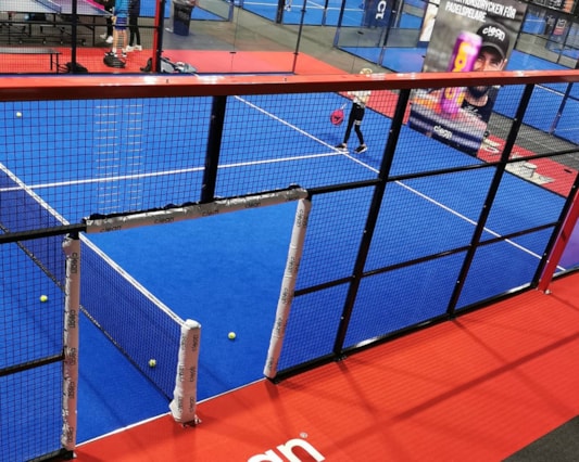 Vy över padelbana.