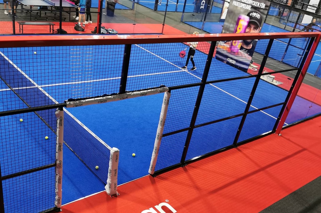Vy över padelbana.