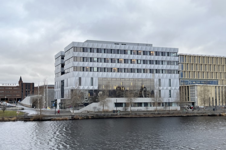 Fasadbild på Rättscentrum som ligger vid vatten
