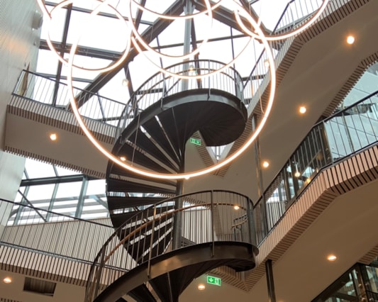 Spiraltrappa i mitten av huset.