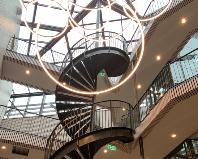 Spiraltrappa i mitten av huset.