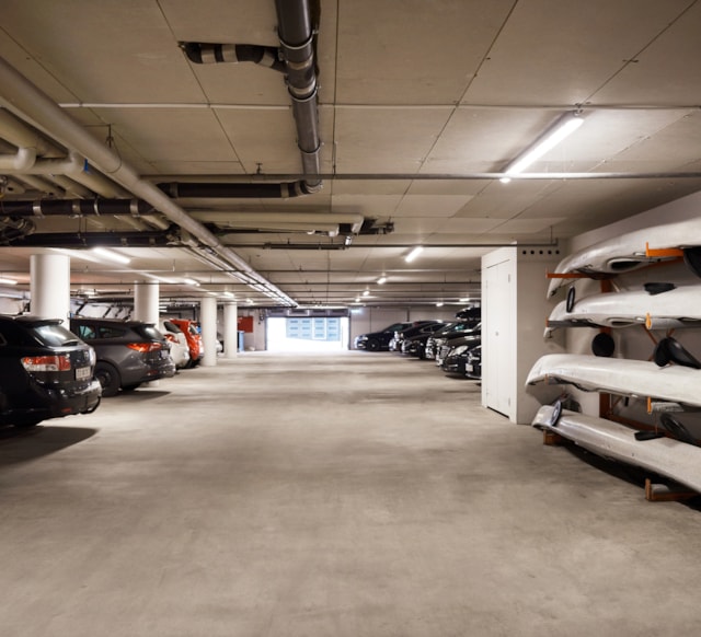 Parkeringsgarage med bilar och kajaker