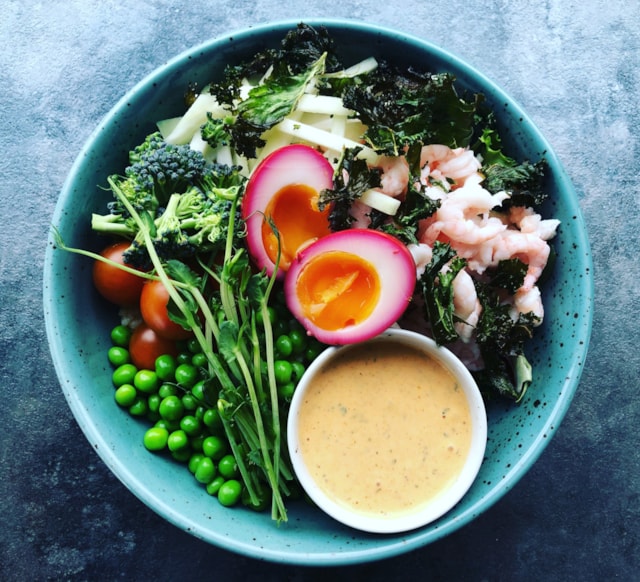 Närbild på en tallrik med sallad.