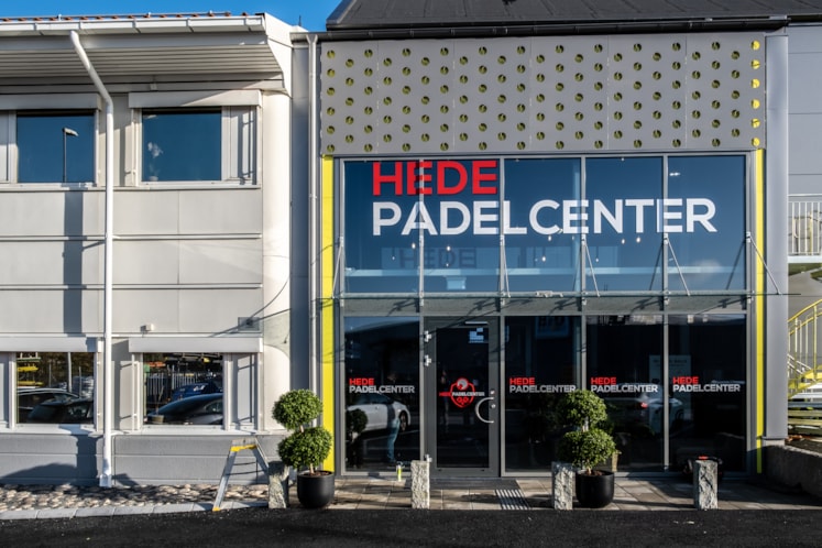 Entrén till Hede Padelcenter.