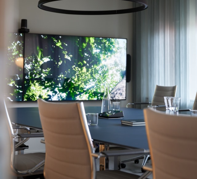 Mötesrum med tv-skärm på väggen.