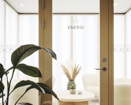 Mötesrum med glasdörr och texten Energi.