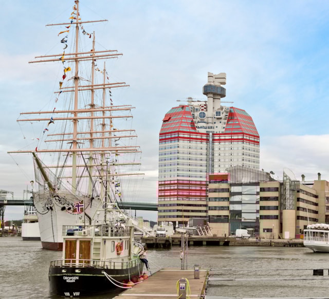 Båtar i hamn vid Lilla Bommen.