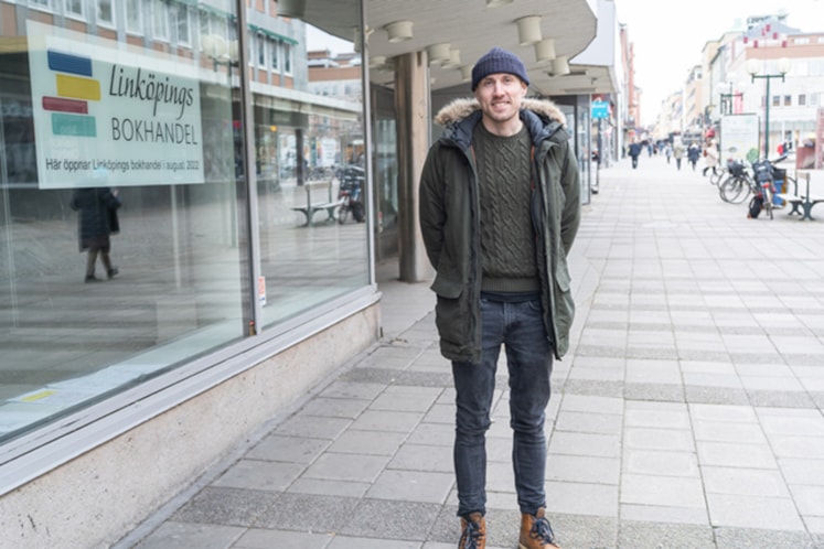 Johan framför bokhandeln.