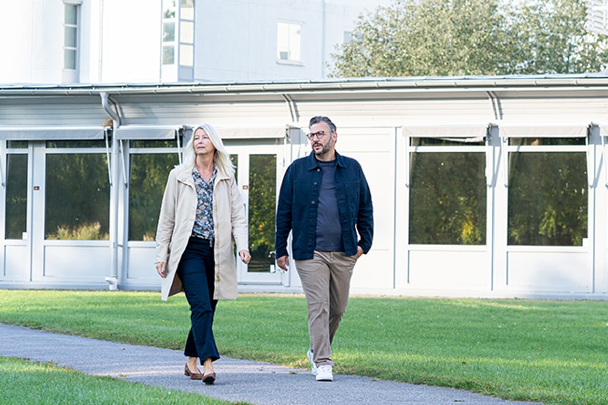 Muharrem och Therese går utomhus.