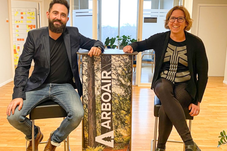 En man och en kvinna från Arboair sitter på varsin stol