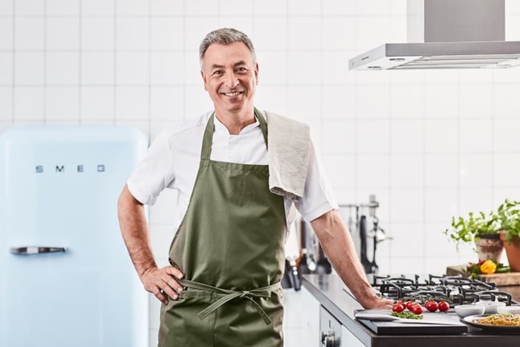 Tareq Taylor i ett kök.