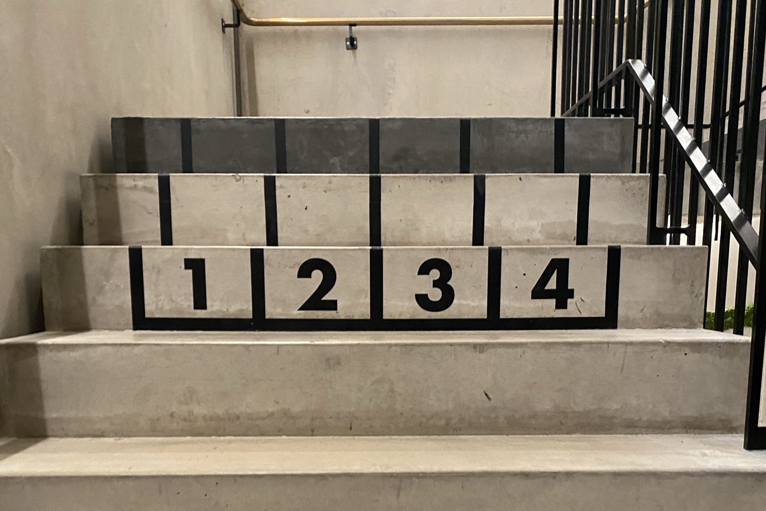Trappor i betong med svarta siffror på trappstegen.