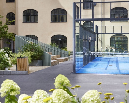 Innergård med padelbana.