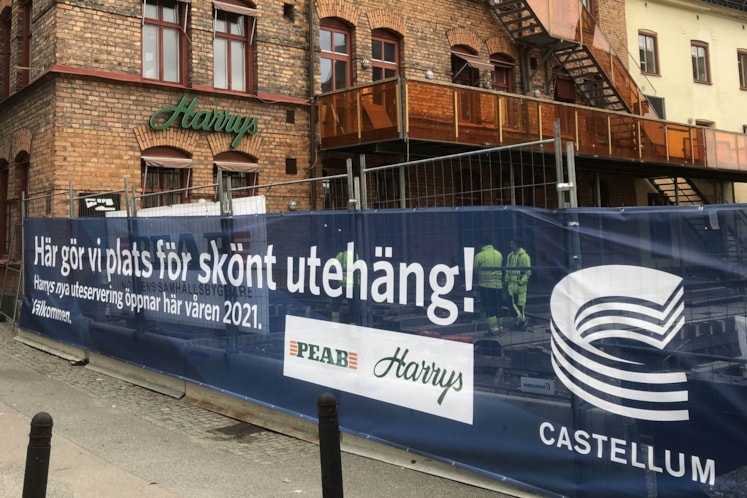 Fastigheten med Castellums byggbanderoll utanför.