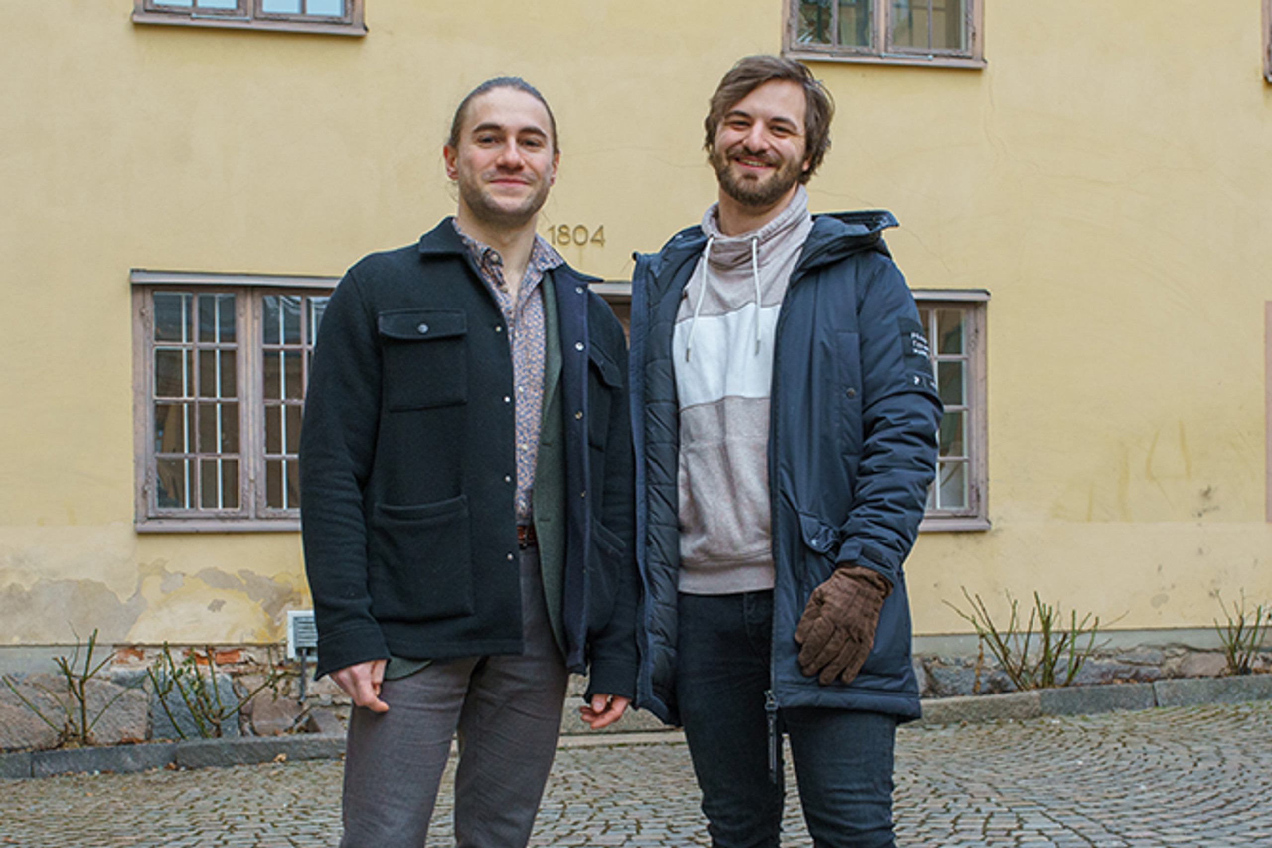 Dennis och Joakim står utanför fastigheten.