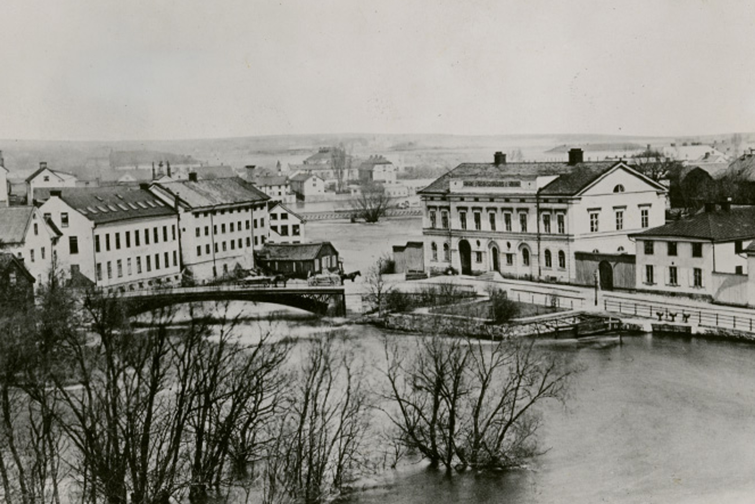 Svartvitt gammalt foto av huset.